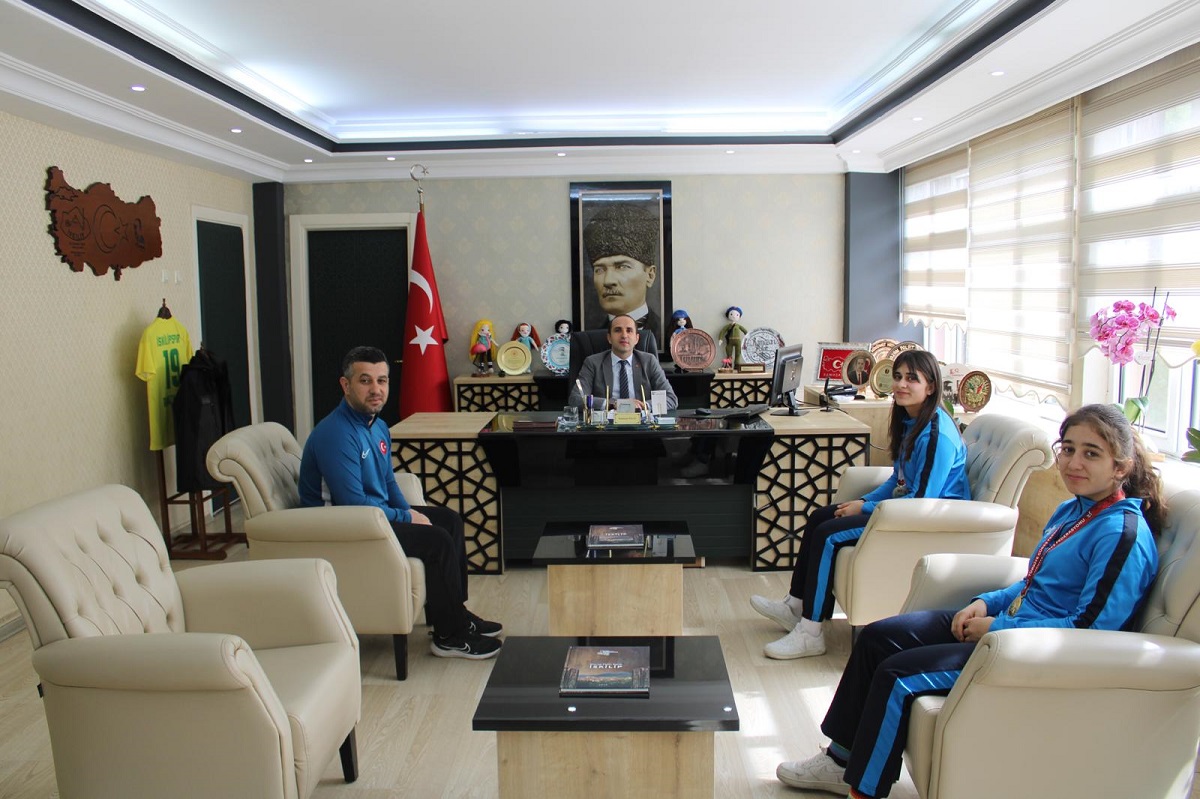 Türkiye Şampiyonu Olan Sporcularımız Özdenur ÖZMEZ ve Esma ÖZMEZ Kaymakamımız Sayın Ramazan POLAT'ı Ziyaret Ettiler