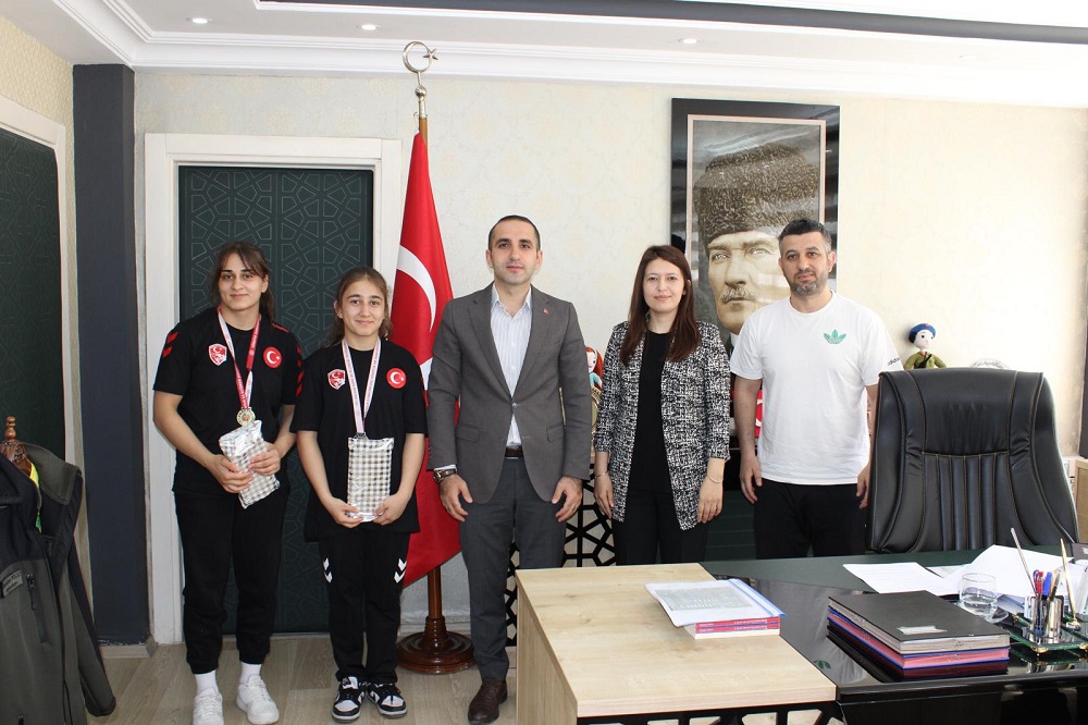 Rize’de düzenlenen Genç Kadınlar Güreş Okul Sporları Türkiye Finallerinde Dereceye Giren Sporcular Kaymakamımız Sayın Ramazan POLAT'ı Ziyaret Ettiler