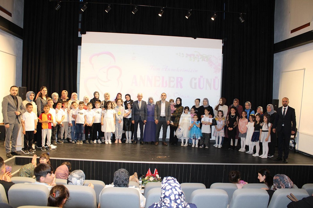 Kaymakamımız Sayın Ramazan POLAT eşi Sümeyye POLAT Hanımefendi İle Birlikte "Anneler Günü" Programına Katıldı